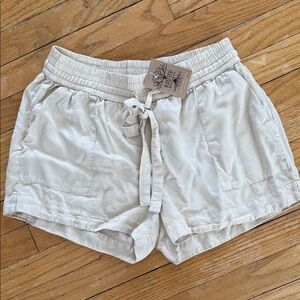 Staccato Women's Light Tan Cargo Shorts